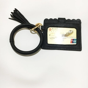 Schwarzer Kartenhalter aus genarbtem Leder mit Wellenkante, Armreif und Quastenanhänger