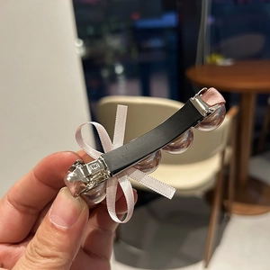 Barrette à cheveux élégante avec nœud en soie rose, perles et pince en métal noir