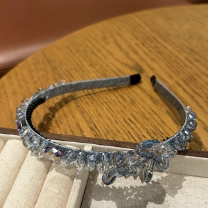 Détail du serre-tête en cristal bleu-gris avec perles facettées et peigne antidérapant