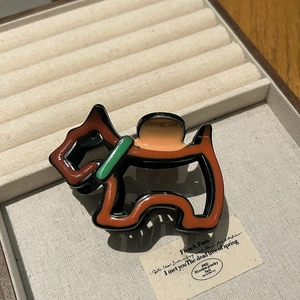 Detail der eleganten Haarklammer in Hundeform aus Harz in einer Schmuckschatulle gezeigt