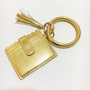 Nahaufnahme der goldenen PU-Leder Geldbörse mit rundem Armband und dekorativer Quaste