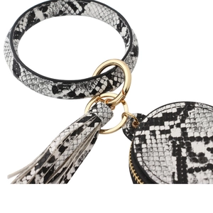 Gros plan sur le porte-clés bracelet à motif serpent avec un petit porte-monnaie rond