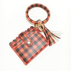 Detail eines rot-schwarzen Buffalo Plaid Kartenhalters mit Wellenrand und goldenem O-Ring Schlüsselbund