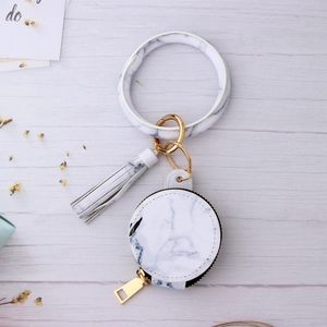 Détail du porte-clés bracelet en cuir PU avec mini porte-monnaie rond et motif marbré