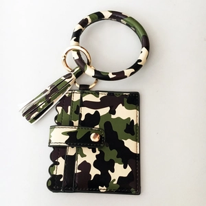 Detail der Wald-Camo PU-Leder-Kartentasche mit Quaste und goldenem Metallring