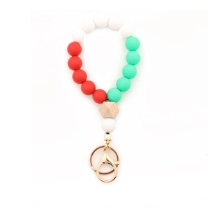 Détail du bracelet en perles de silicone de Noël avec perles rouges, blanches, vertes et clip