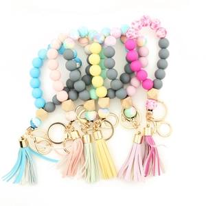 Bracelet porte-clés en perles de silicone avec perle en hêtre et pompon en cuir