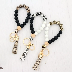 Détails de porte-clés en perles de silicone et hêtre avec pompons à motifs animaux