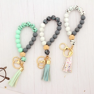 Bracelet porte-clés en perles de silicone avec perles en bois et pompons de couleur