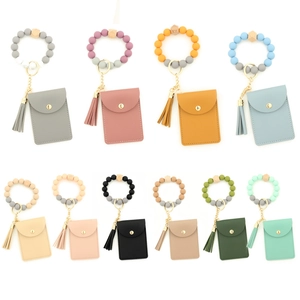 Bracelet porte-clés en perles silicone avec porte-cartes en cuir et pompon en dix couleurs