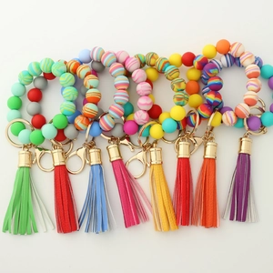 Porte-clés bracelet en perles de silicone alimentaire et hêtre avec pompon en cuir souple