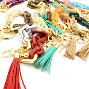 Détails de porte-clés à maillons en acrylique avec résine colorée et glands en cuir