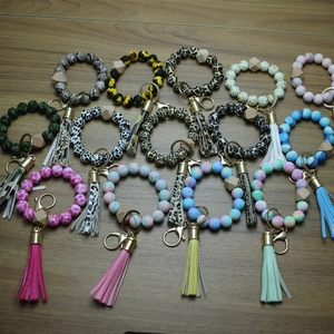 Gros plan de bracelets en perles de silicone colorées avec motifs léopard et glands en cuir