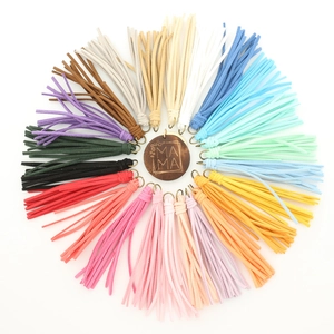 Pendentifs pompons en daim multicolores avec médailles MAMA pour sacs et accessoires