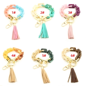 Bracelets et porte-clés en résine acrylique colorée avec pompons en six options de couleurs