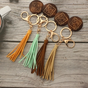Lot de porte-clés à franges en daim avec disques en bois gravés 'MA MA' en quatre coloris