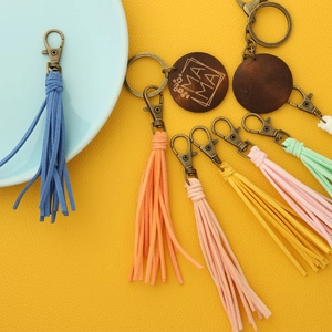 Vue détaillée de porte-clés à franges colorées avec fermoirs en bronze et médaillon MAMA