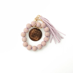 Détail d'un bracelet porte-clés perlé violet à motif léopard avec un pendentif MAMA
