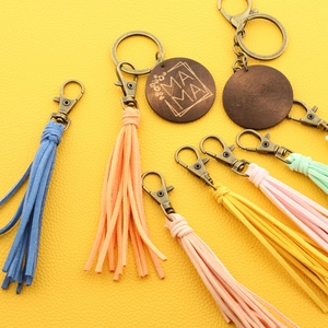 Porte-clés avec glands en cuir colorés, breloques MAMA en bois et crochets en bronze