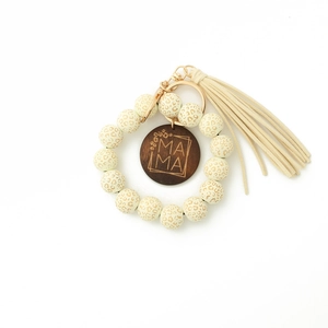 Détail du bracelet porte-clés perles léopard mama avec pompon beige et anneau doré