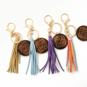 Porte-clés bohème avec pompon en daim et étiquette en bois gravée MAMA en or