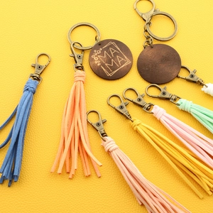 Glands en cuir faits main et porte-clés en bronze avec pendentif en bois gravé MAMA