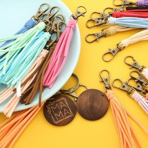 Porte-clés à franges en cuir vintage avec fermoir bronze et breloque Mama en bois