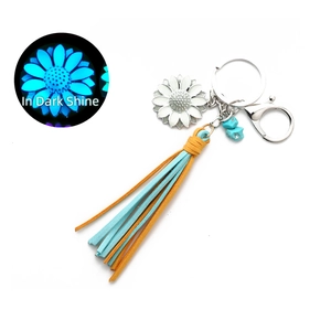 Luminous sunflower keychain with blue glow in the dark effect and tassel detail