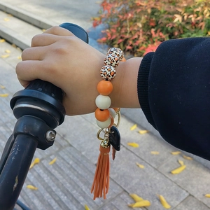 Bracelet porte-clés en perles de silicone avec motif léopard et gland en cuir orange