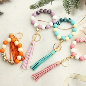 Porte-clés en perles de silicone avec motif léopard et longs pompons en cuir