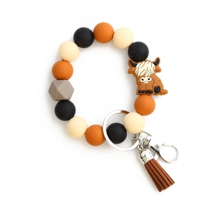 Bracelet porte-clés en perles de silicone avec charm de vache Highland et pompon brun