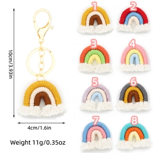 Porte-clés arc-en-ciel boho fait main avec pompons blancs et clip doré en 8 couleurs