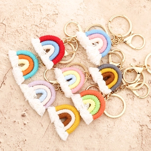 Lot de huit porte-clés arc-en-ciel faits main en macramé coloré avec glands et crochets