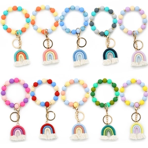 Porte-clés bracelets en perles de silicone avec pompon arc-en-ciel en dix couleurs