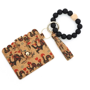 Tarjetero de corcho con pulsera de cuentas y borla con patrones étnicos
