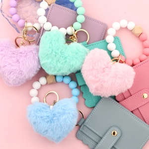 Porte-clés bracelet en perles silicone avec cœur en peluche et porte-carte en cuir