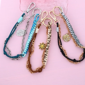 Set di portachiavi in pelle intrecciata a mano per donna con ciondoli in metallo assortiti