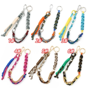 Gedetailleerd macrobeeld van 6 kleurrijke gevlochten leren sleutelhangers met metalen ringen