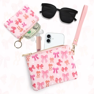 Detail van roze polstasje met strikprint en bijpassende kleine portemonnee met ring