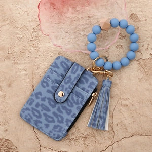 Nahaufnahme der blauen Leoparden-Kartentasche mit Silikonperlen-Armband und Quasten-Anhänger
