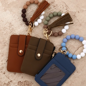 Flache Ansicht der Leder-Kartenetuis mit Silikonperlen-Armband und Fransen-Anhänger