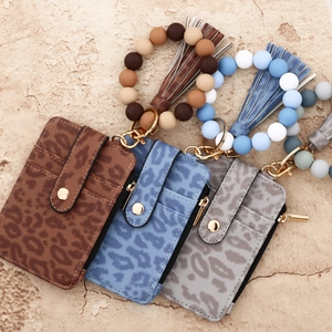 Detailset von Leopardenmuster-Brieftaschen mit Silikonperlen und Quasten
