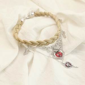 Gothic-Choker mit rotem Teufelsauge-Herzanhänger und silbernen Kreuzketten-Details