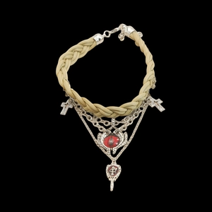 Gothic Lederhalsband mit Kreuzanhängern, roter Augenperle und Totenkopf auf schwarzem Grund