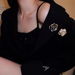 Elegant Alloy Camellia Flower Brooch With Rhinestone Enamel Black White Rose Brooches For Women Suit Sweater Accessory