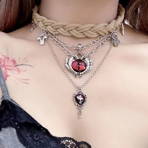Detailaufnahme des gotischen Schicht-Chokers mit rotem Augenanhänger und Totenkopf