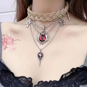 Detail eines Gothic-Punk-Chokers mit Silberketten und geprägtem Teufelsauge-Anhänger