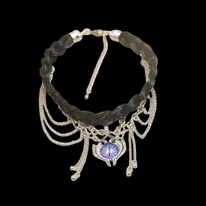 Dunkles gotisches Leder-Choker-Halsband mit blauem Evil-Eye-Anhänger und silbernen Metallketten