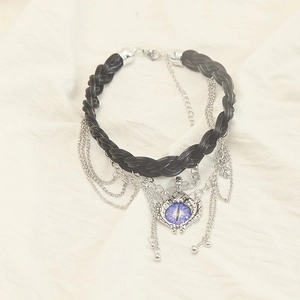 Detail eines Gothic-Leder-Chokers mit silbernen Ketten und lila Teufelsauge-Anhänger
