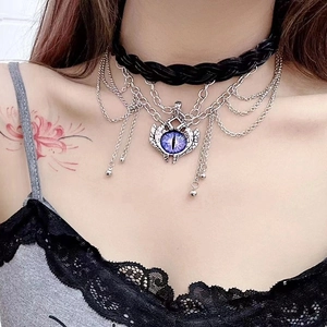 Makro-Detail des Gothic-Chokers mit lila Drachenauge-Anhänger und silbernen Ketten